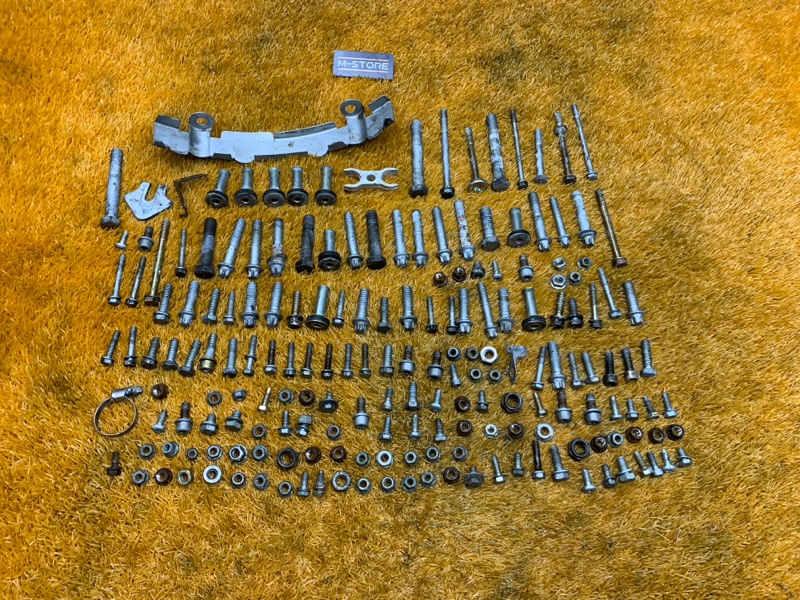 Болты и гайки ДВС, 1000 рублей, Красноярск