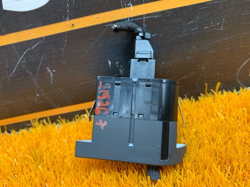 Кнопка корректора фар, 200 рублей, Красноярск