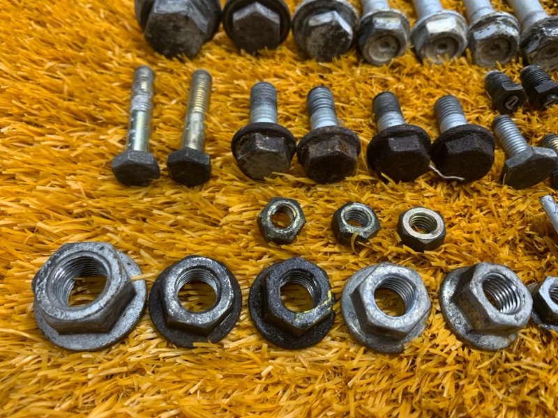 Болты и гайки задней подвески, 1000 рублей, Красноярск