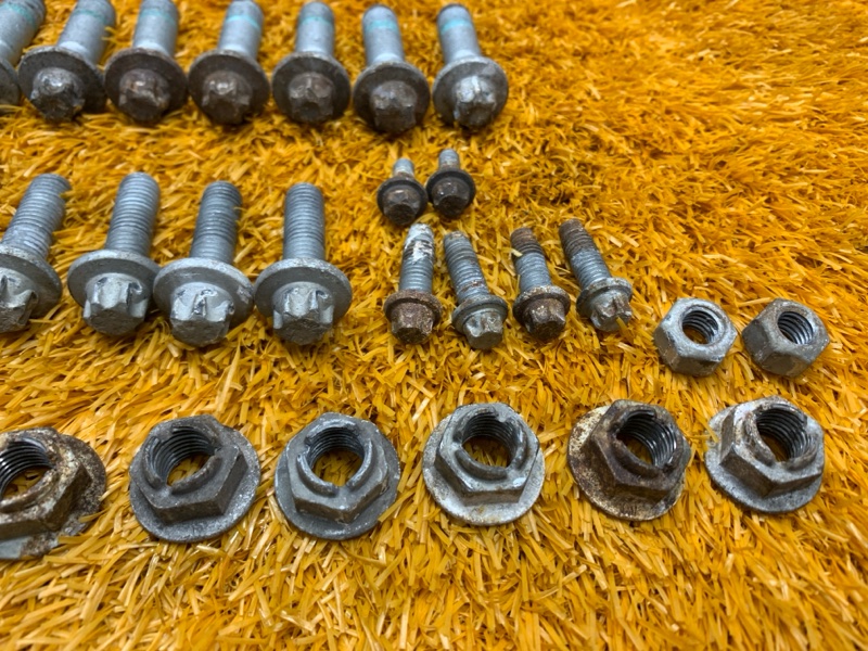 Болты и гайки задней подвески, 1000 рублей, Красноярск