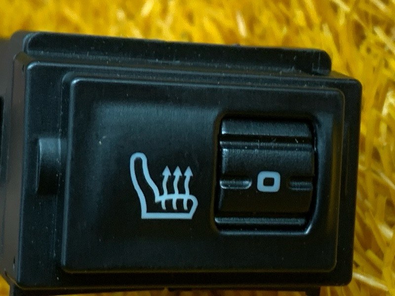 Кнопка подогрева сидений, 300 рублей, Красноярск