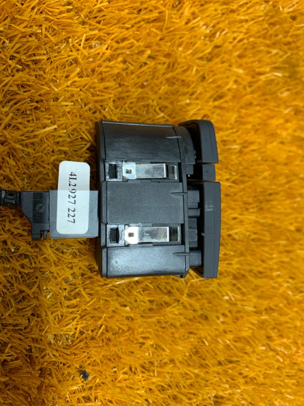 Кнопка открывания бардачка, 200 рублей, Красноярск