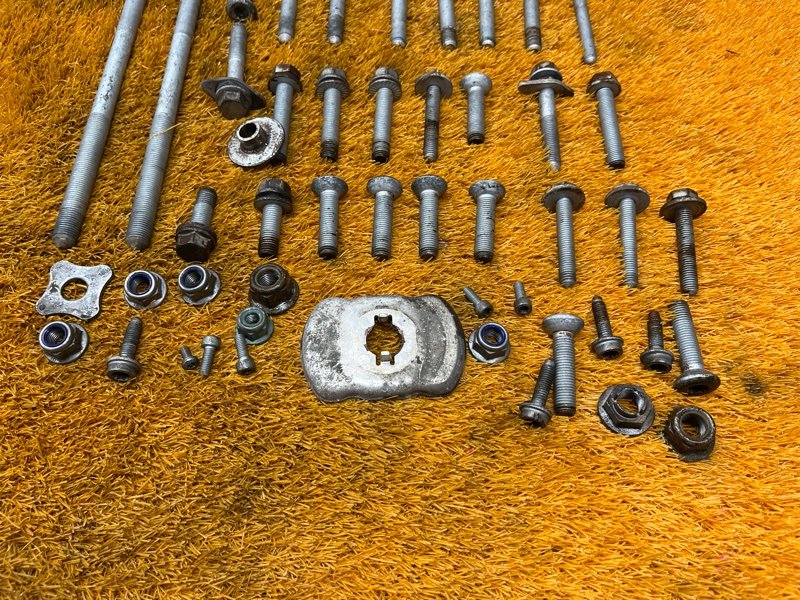 Болты и гайки задней подвески, 1000 рублей, Красноярск