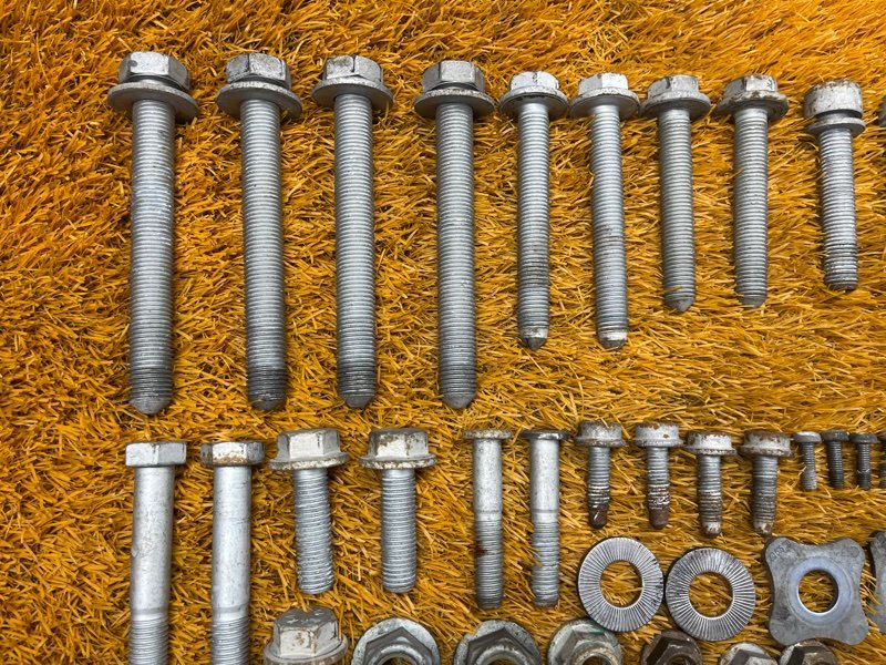 Болты и гайки задней подвески, 1000 рублей, Красноярск