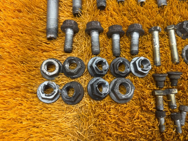 Болты и гайки задней подвески, 1000 рублей, Красноярск