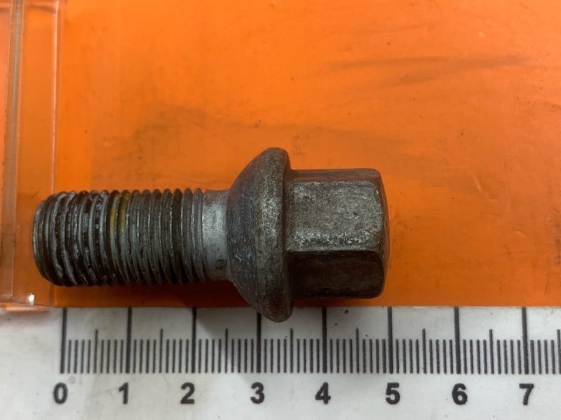 болт колесный, 2000 рублей, Красноярск