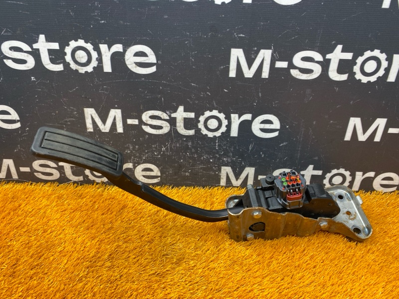 педаль газа, 2000 рублей, Красноярск