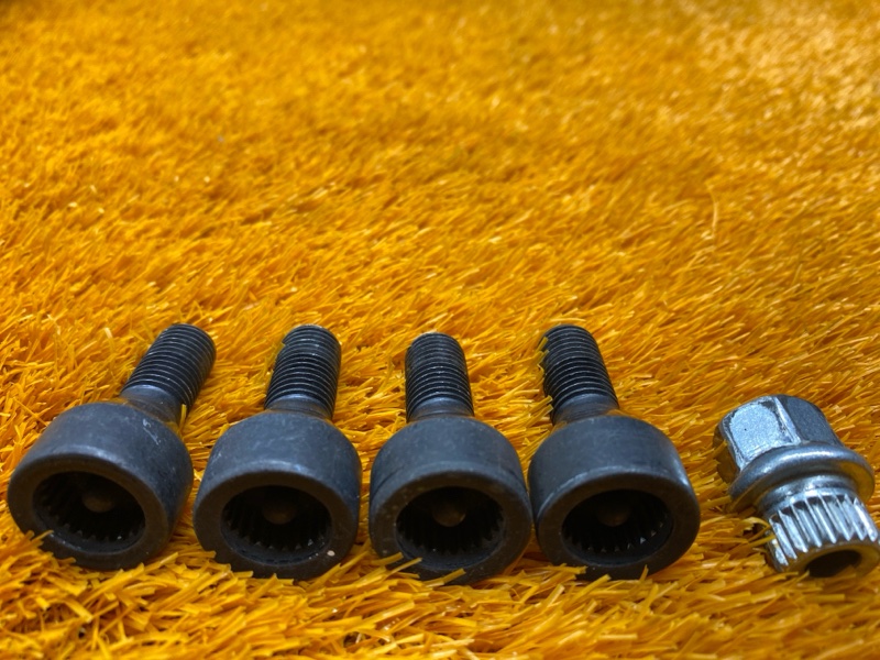 болт колесный(секретка), 2000 рублей, Красноярск