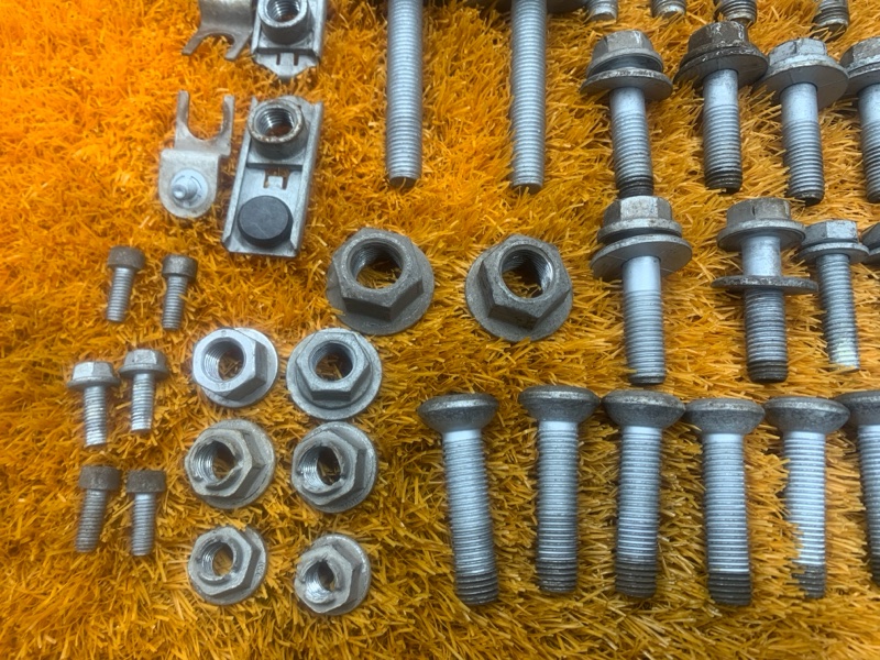 Болты и гайки задней подвески, 1000 рублей, Красноярск