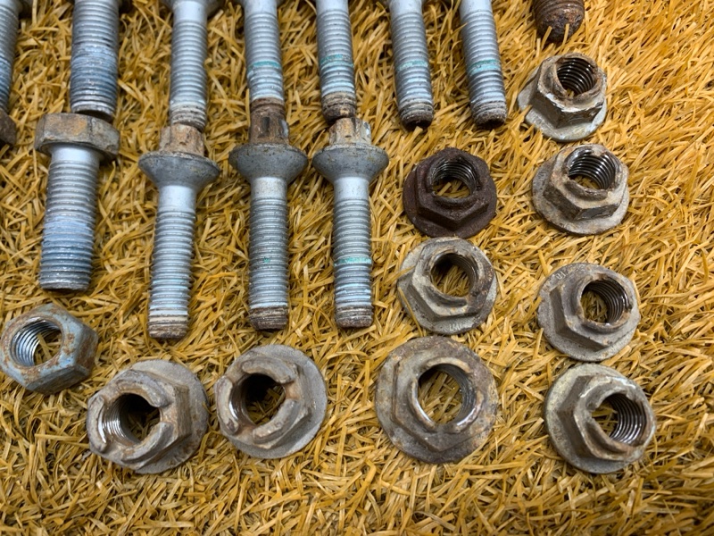Болты и гайки задней подвески, 1000 рублей, Красноярск