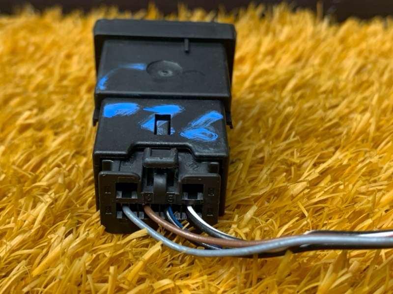 Кнопка подогрева сидений, 300 рублей, Красноярск