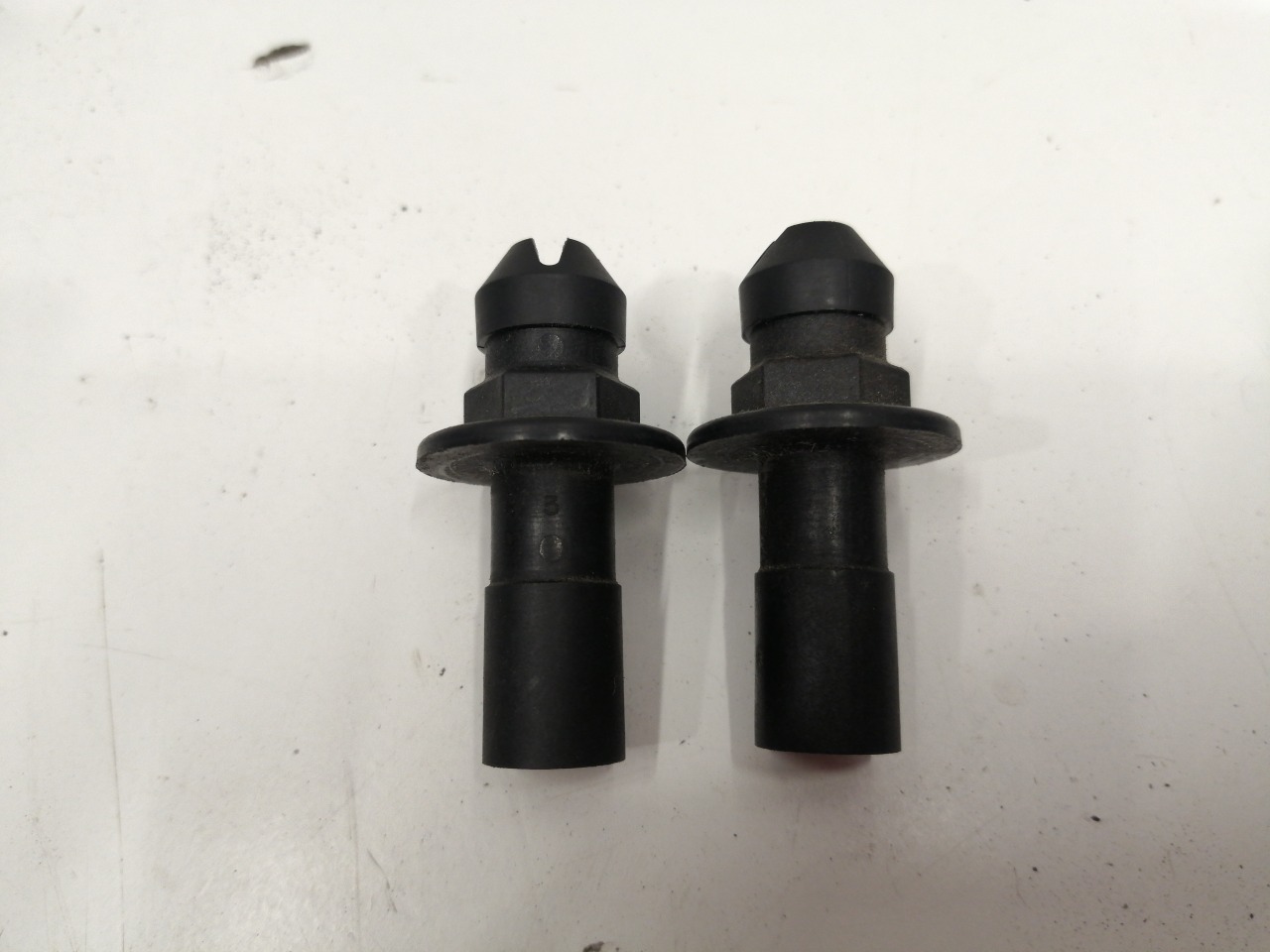 Болт декоративной накладки двигателя, 1200 рублей, Красноярск