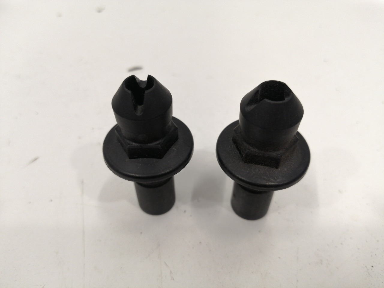 Болт декоративной накладки двигателя, 1200 рублей, Красноярск