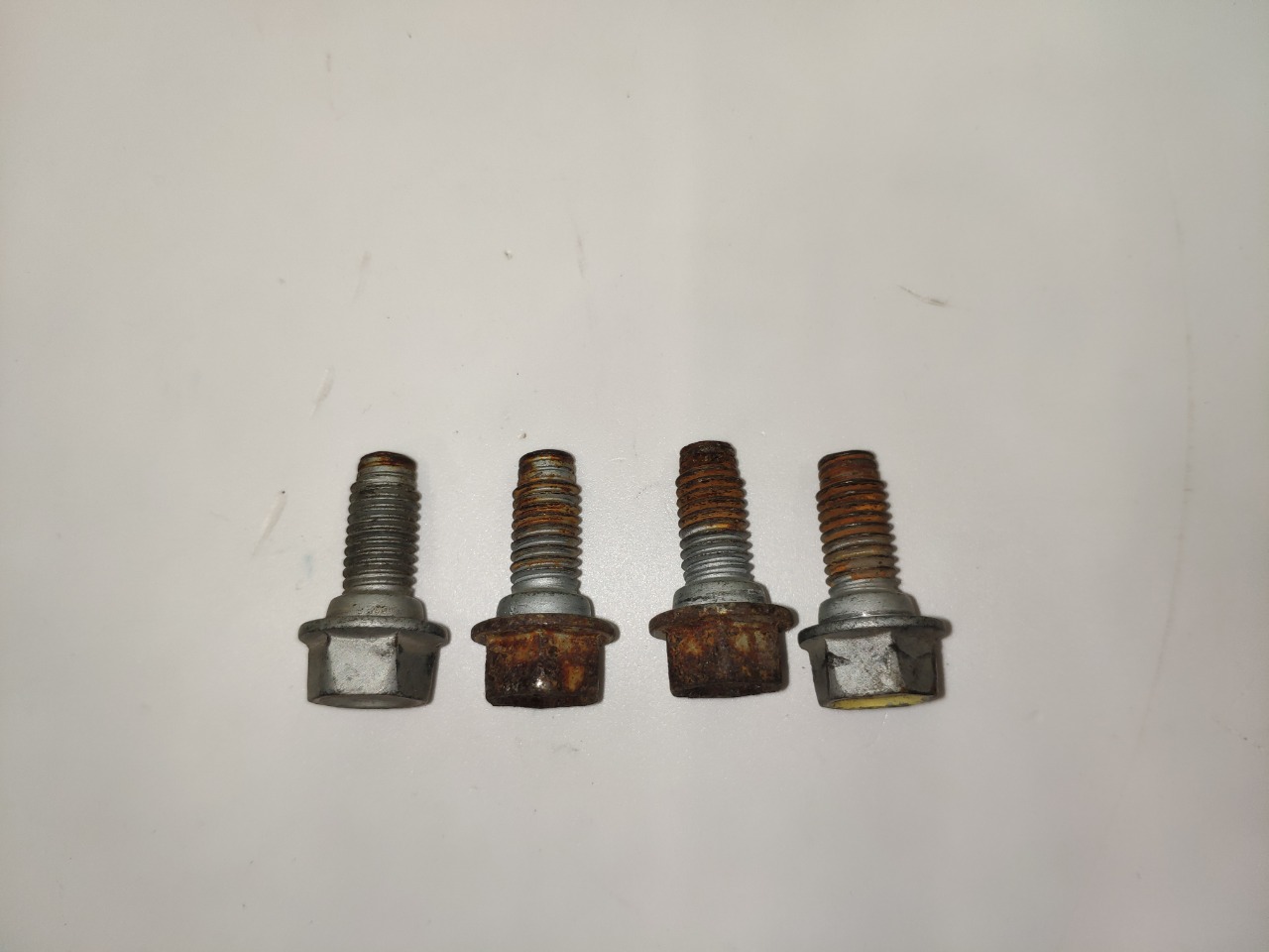 Болт петли двери, 800 рублей, Красноярск