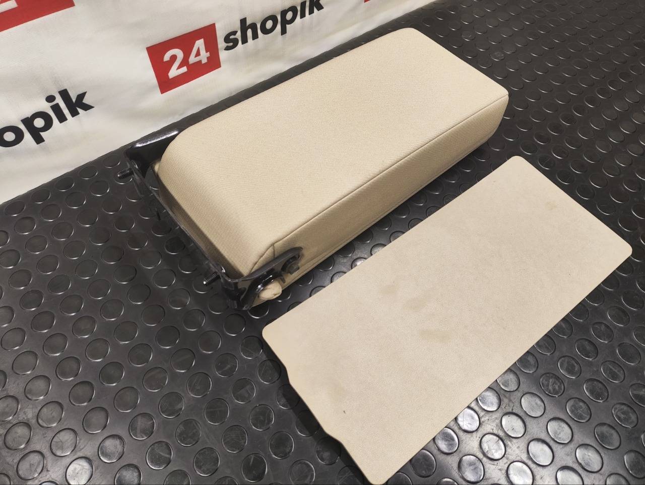 подлокотник заднего сидения, 1000 рублей, Красноярск