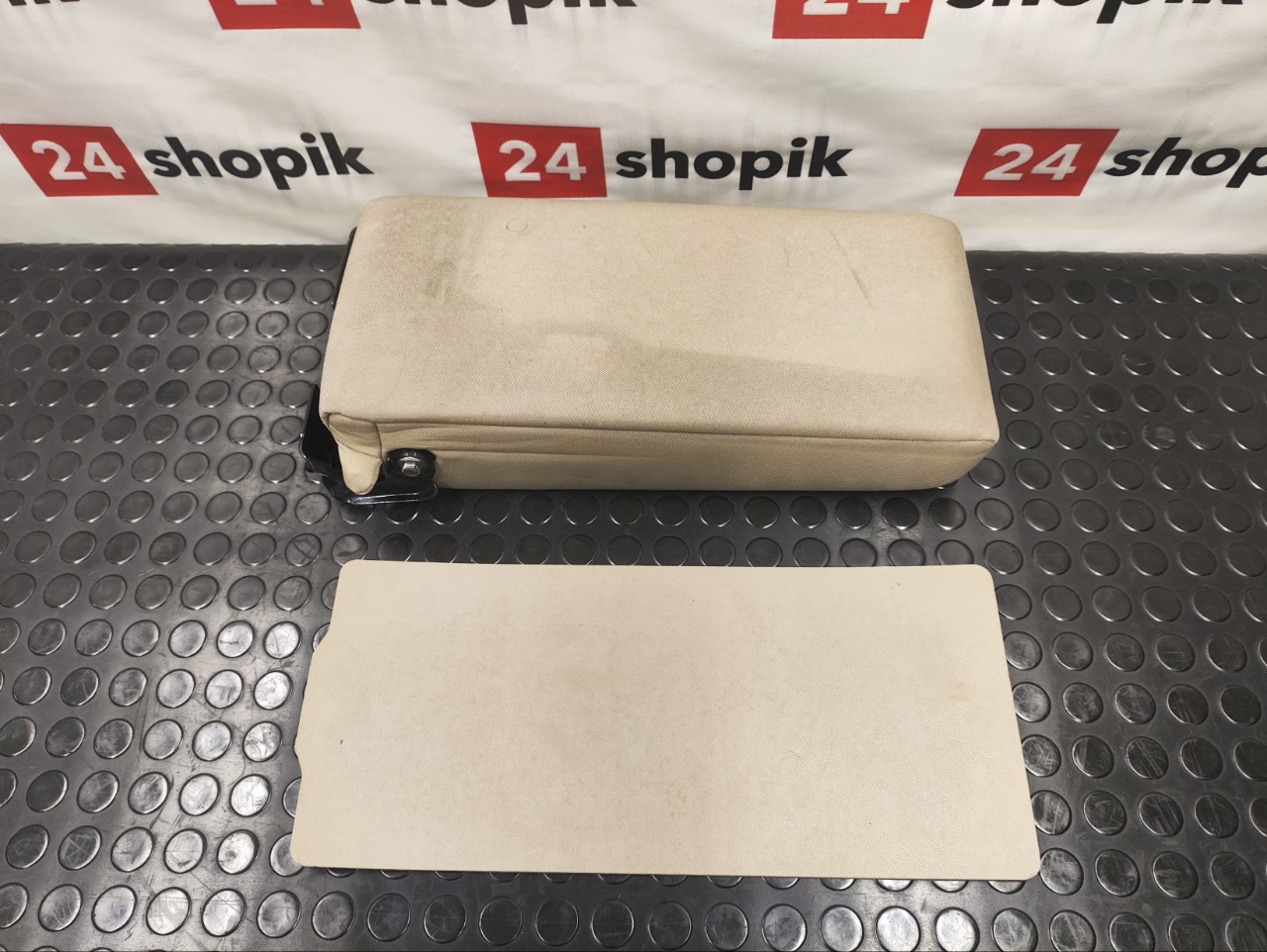 подлокотник заднего сидения, 1000 рублей, Красноярск