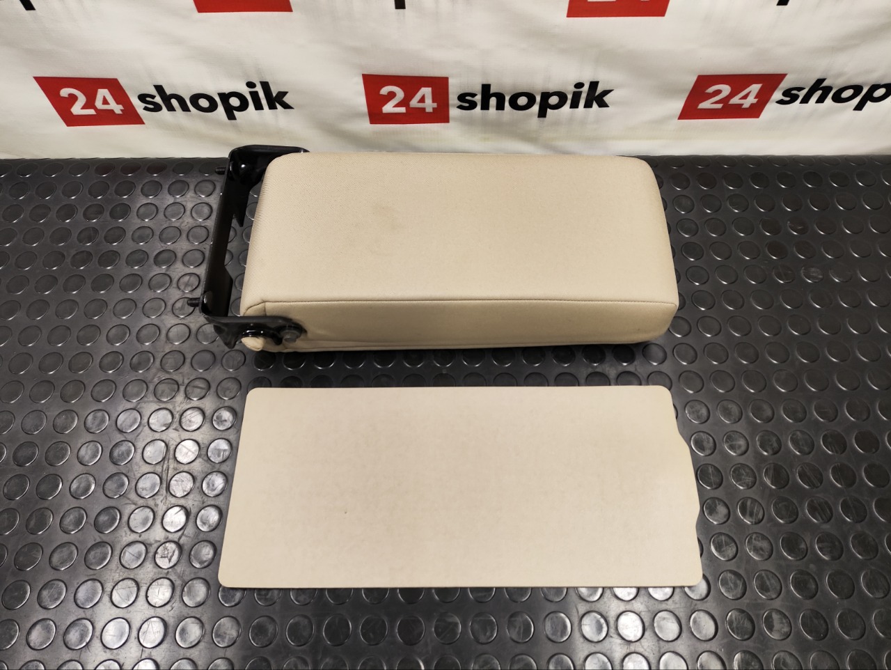 подлокотник заднего сидения, 1000 рублей, Красноярск