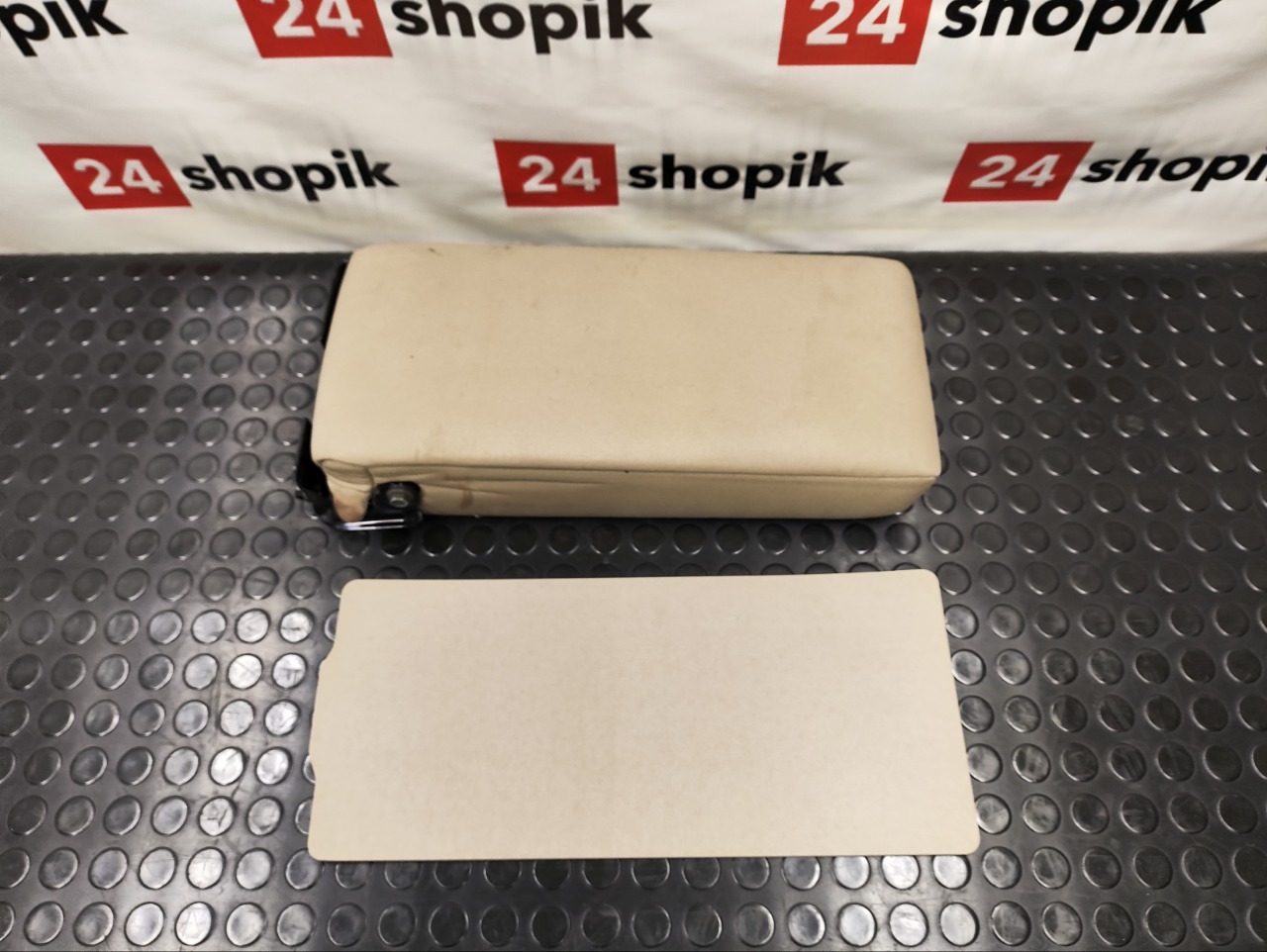 подлокотник заднего сидения, 1000 рублей, Красноярск