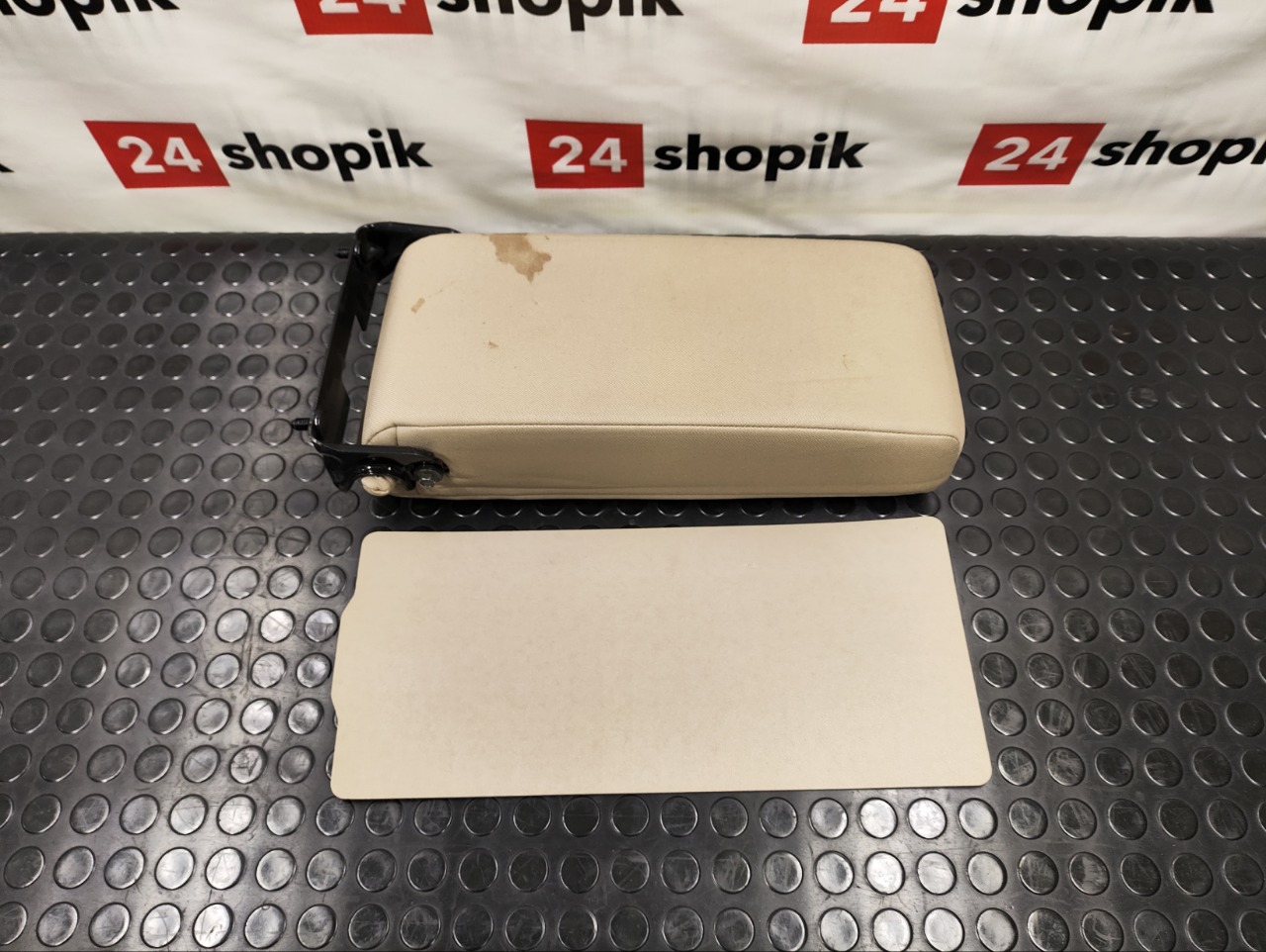 подлокотник заднего сидения, 1000 рублей, Красноярск