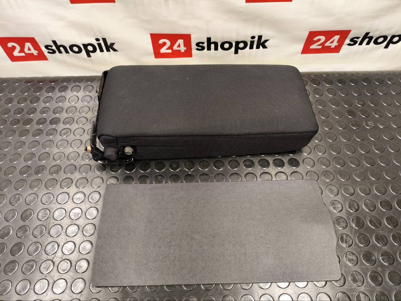 подлокотник заднего сидения, 1500 рублей, Красноярск