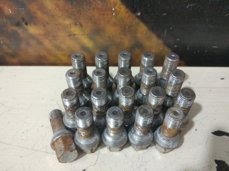 Комплект колесных болтов, 1000 рублей, Красноярск