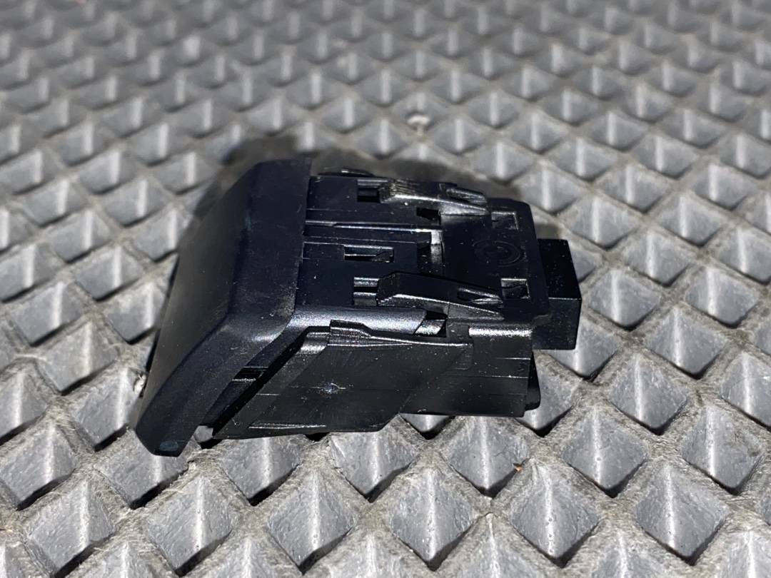 Кнопка открывания бардачка, 210 рублей, Красноярск