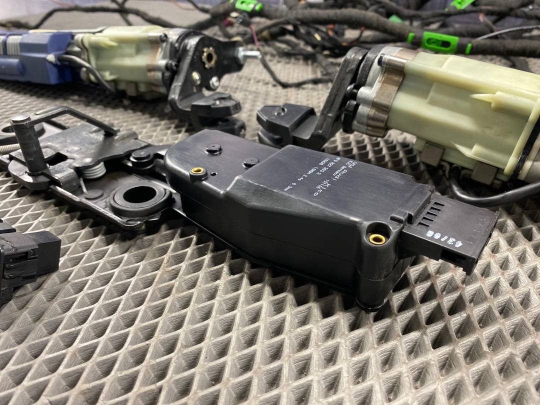 Комплект электропривода крышки багажника, 12000 рублей, Красноярск