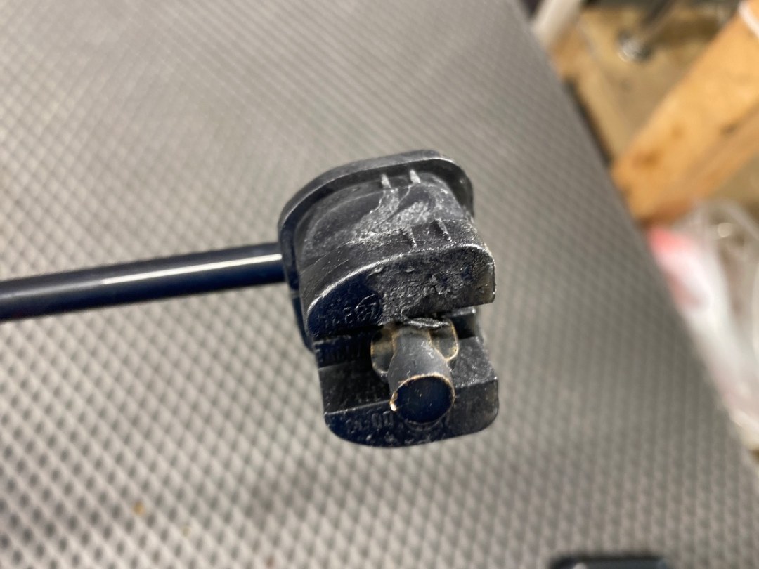 Упор капота, 360 рублей, Красноярск