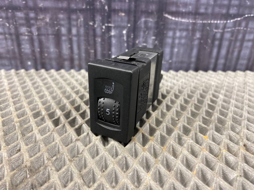 Кнопка подогрева сиденья, 1020 рублей, Красноярск