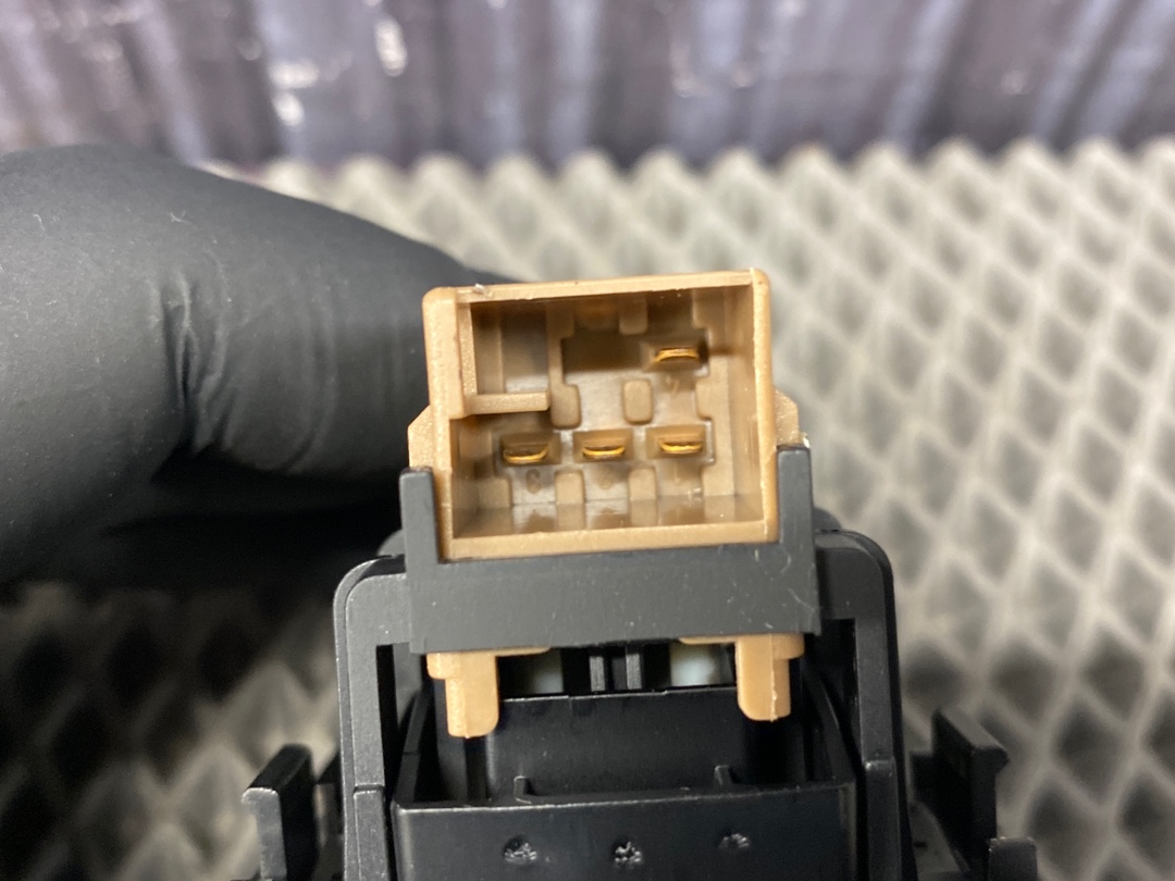 Кнопка стеклоподъемника, 680 рублей, Красноярск