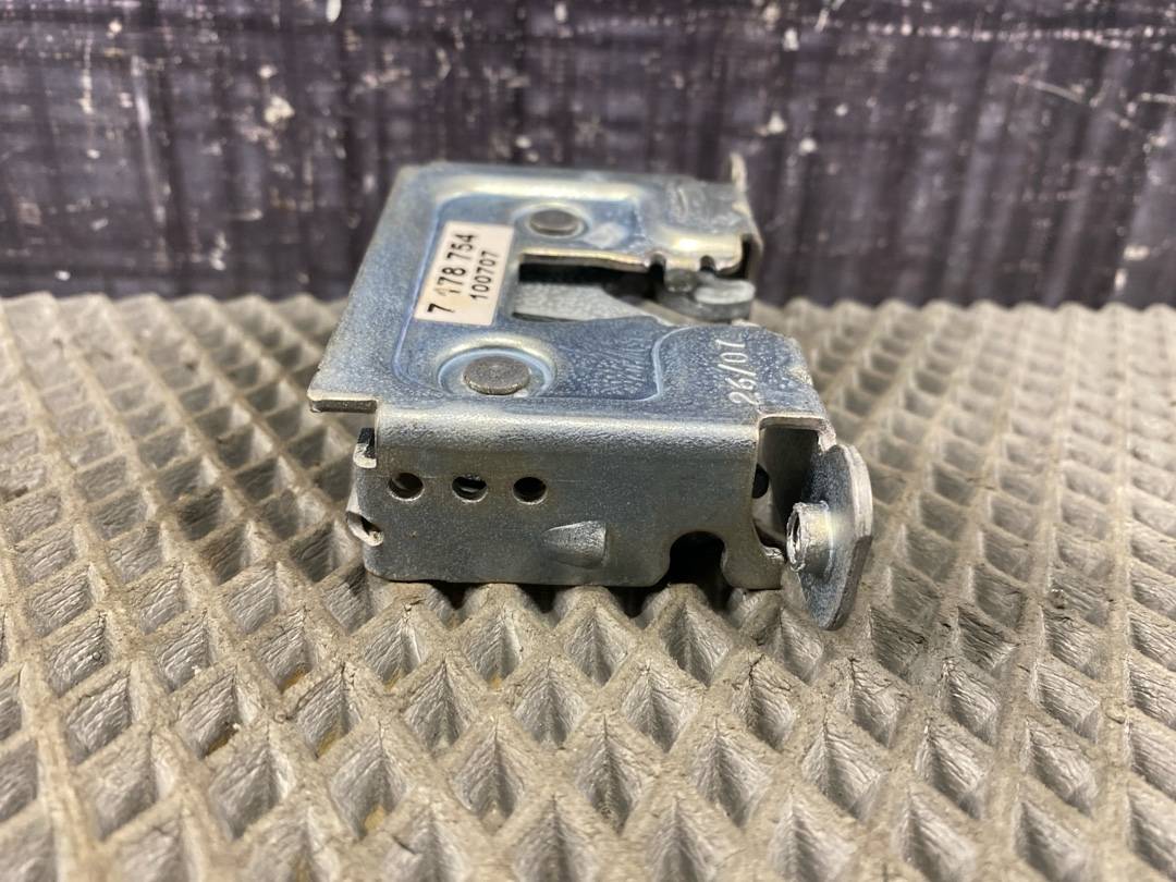 Замок капота, 930 рублей, Красноярск