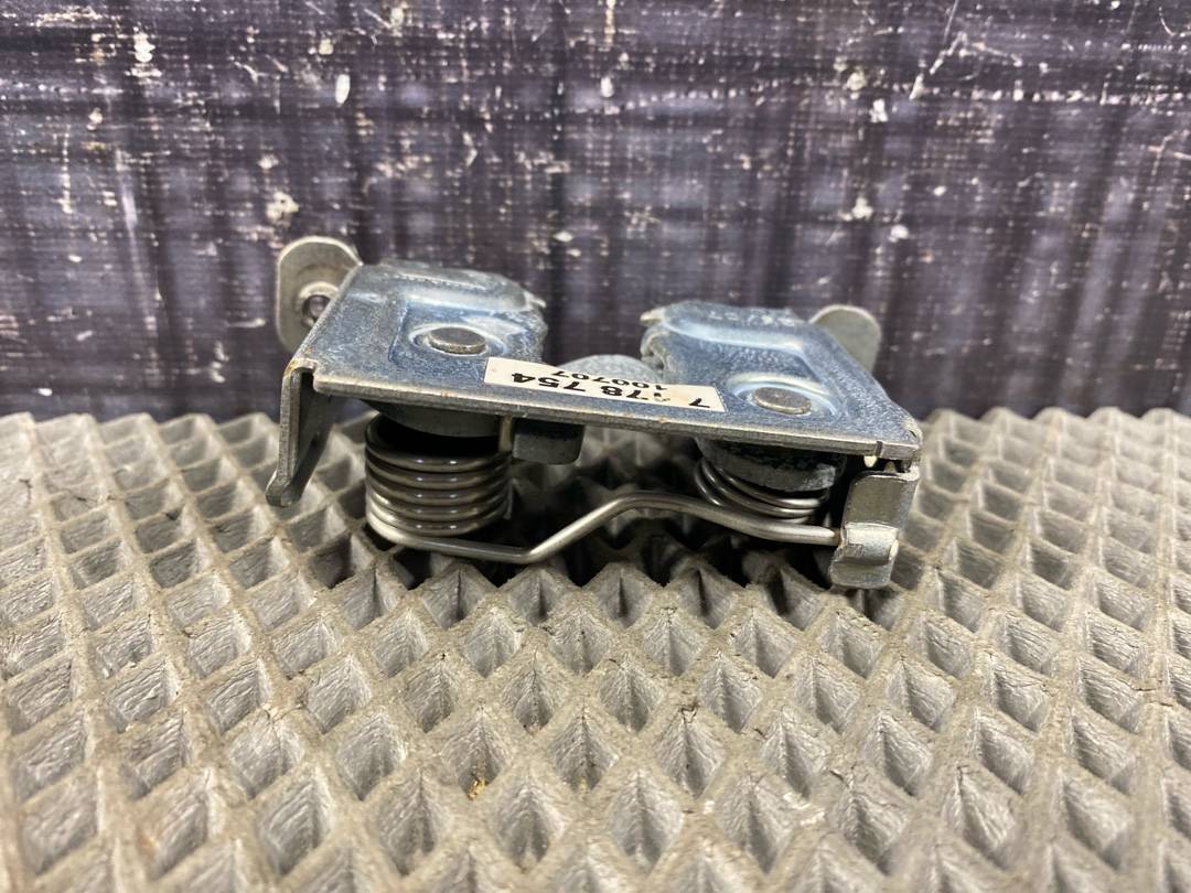 Замок капота, 930 рублей, Красноярск