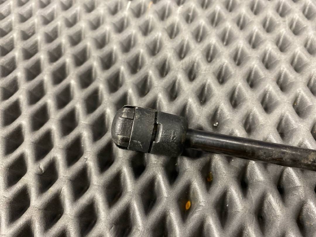 Амортизатор капота, 830 рублей, Красноярск