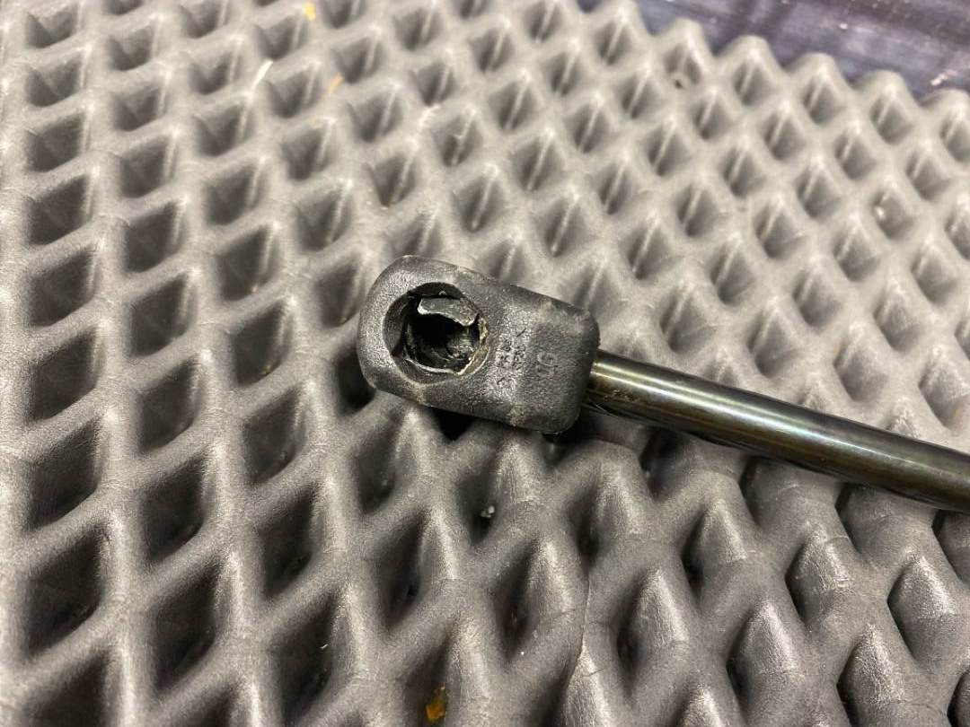 Амортизатор капота, 830 рублей, Красноярск