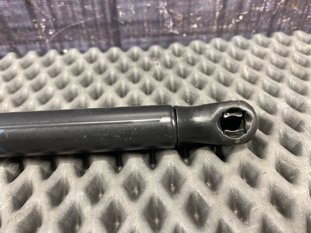 Амортизатор капота, 830 рублей, Красноярск