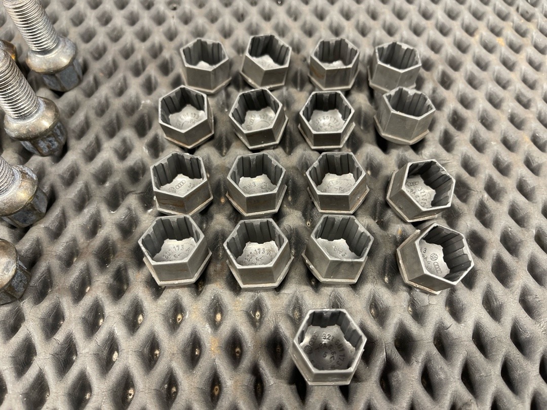 Комплект колесных болтов, 3270 рублей, Красноярск