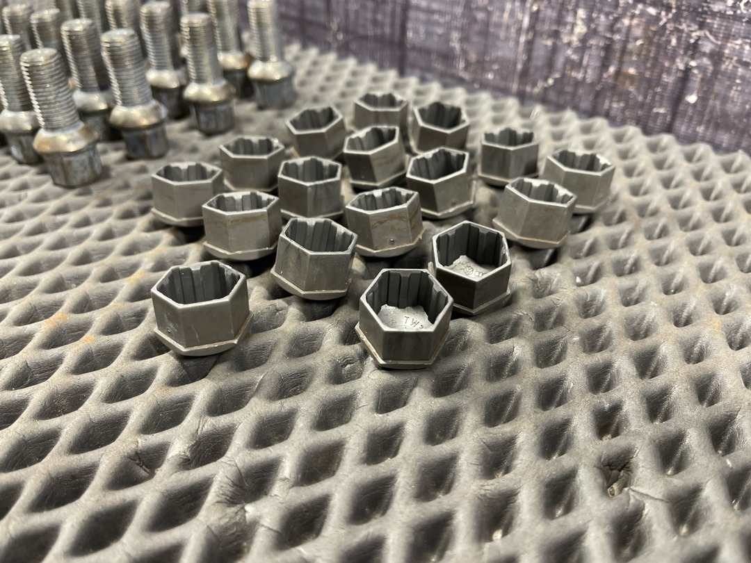 Комплект колесных болтов, 3270 рублей, Красноярск