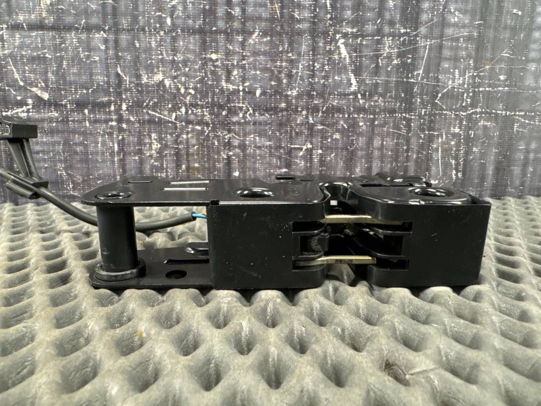 Замок капота, 1920 рублей, Красноярск