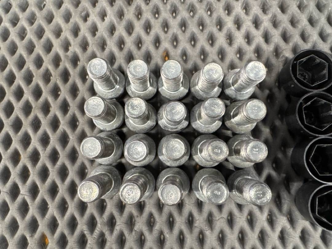 Комплект колесных болтов, 3270 рублей, Красноярск