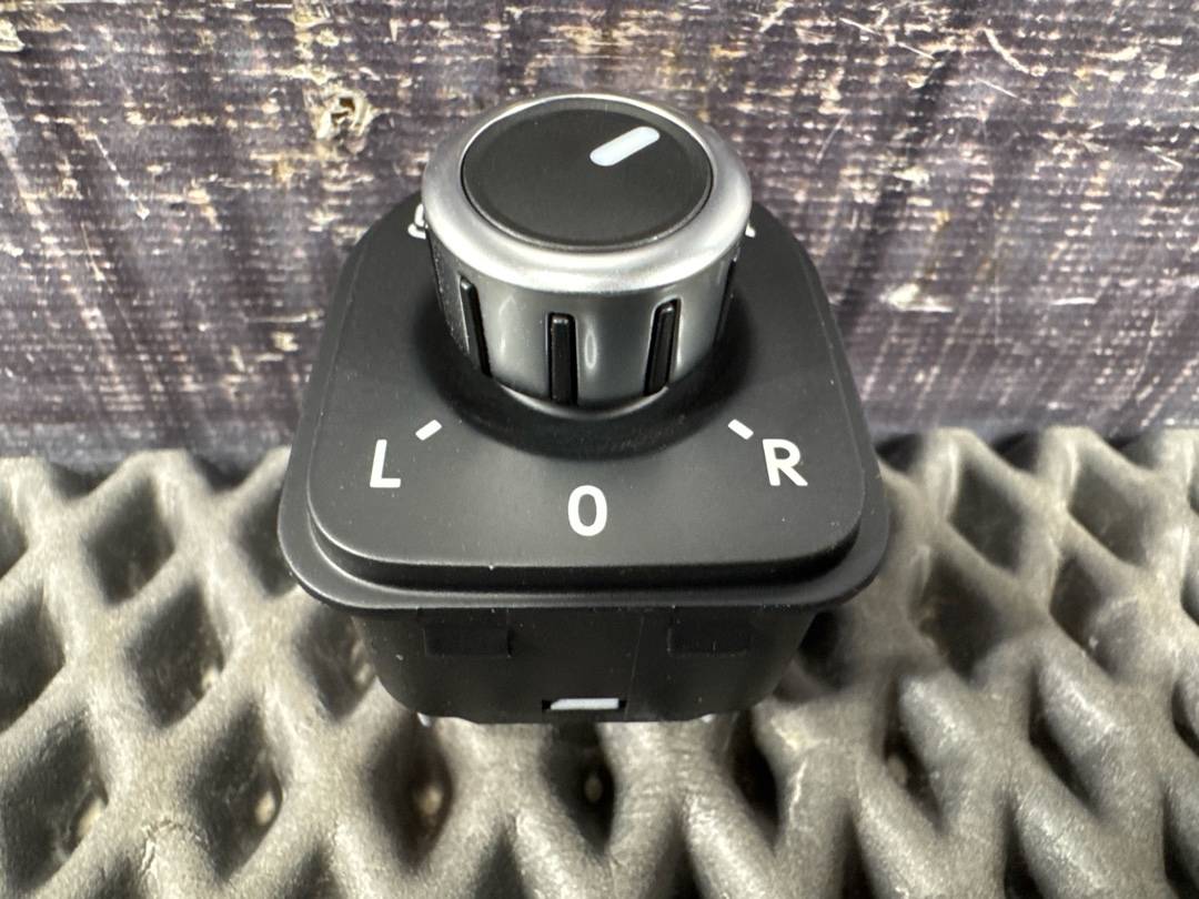 Кнопка регулировки зеркал, 2020 рублей, Красноярск