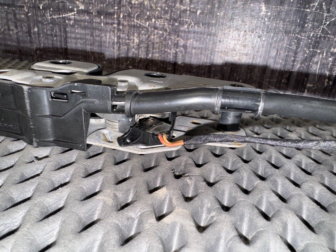 Замок капота, 1920 рублей, Красноярск