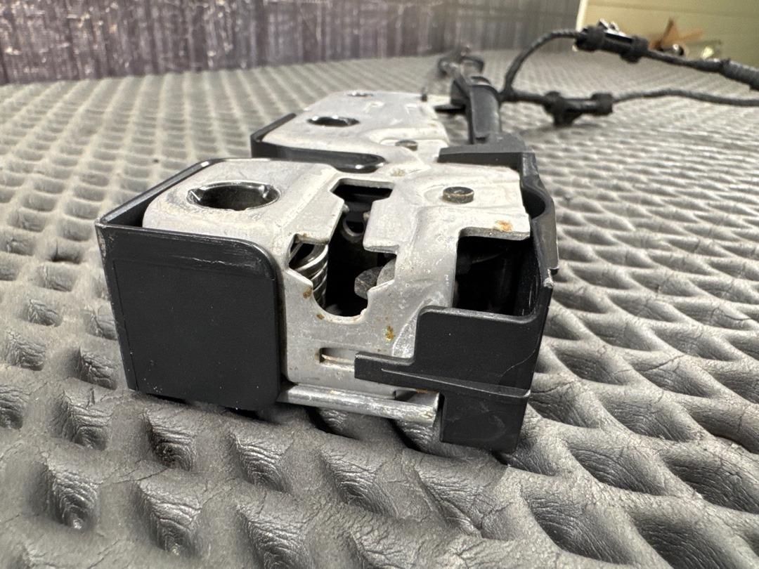 Замок капота, 1920 рублей, Красноярск