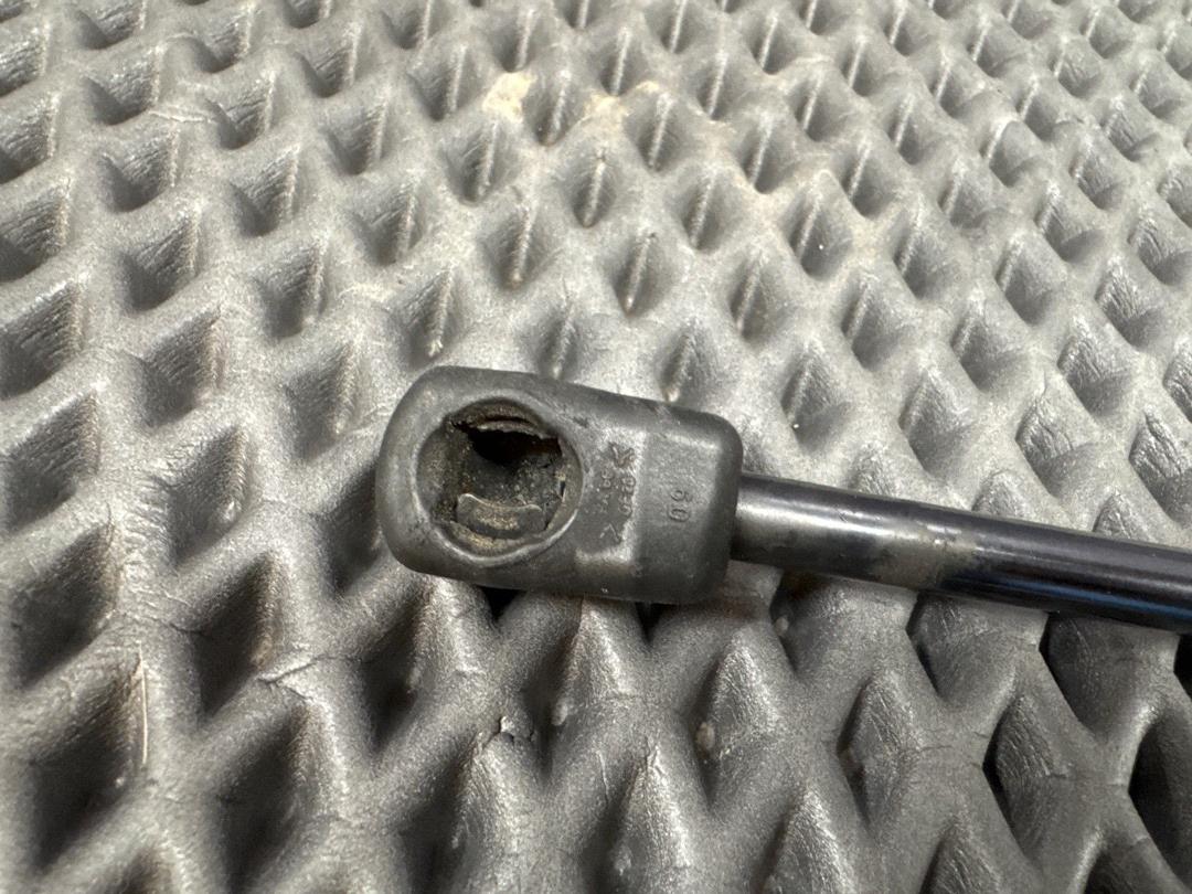 Амортизатор капота, 1040 рублей, Красноярск