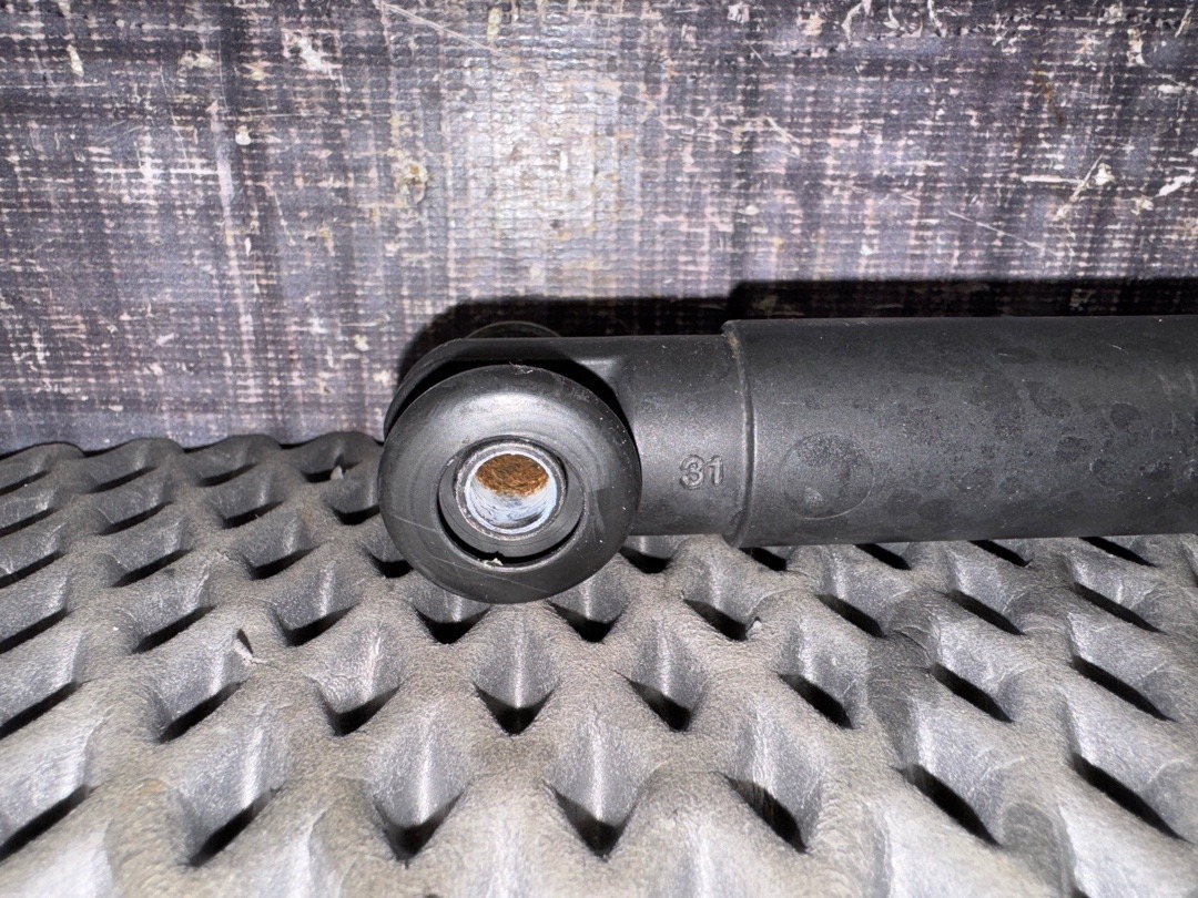 Амортизатор багажника, 700 рублей, Красноярск