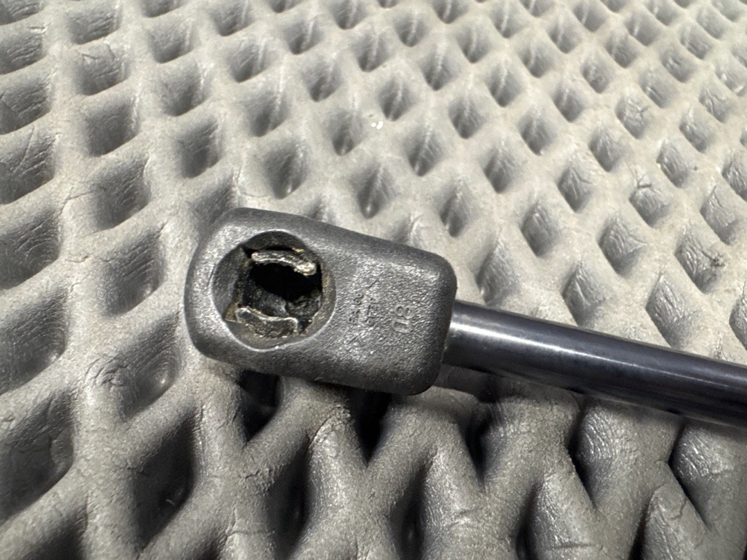 Амортизатор капота, 830 рублей, Красноярск