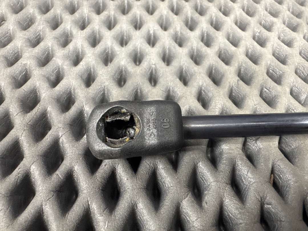 Амортизатор капота, 830 рублей, Красноярск