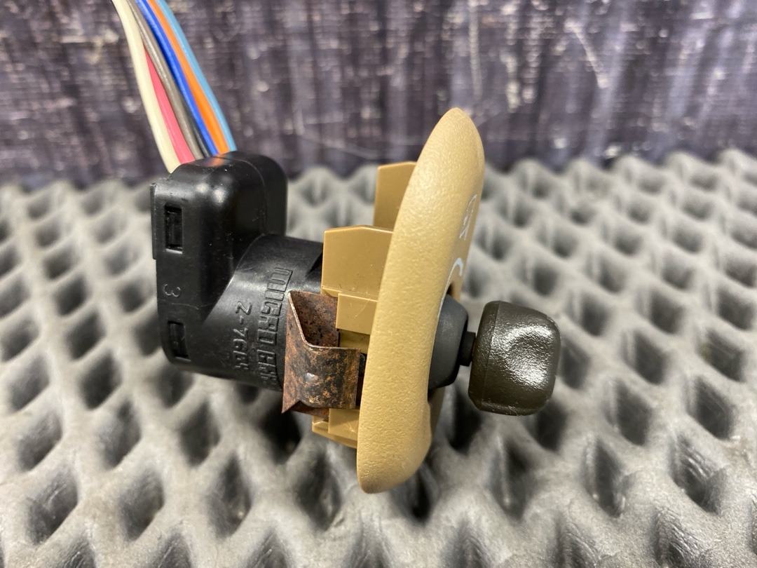 Кнопка регулировки зеркал, 1820 рублей, Красноярск