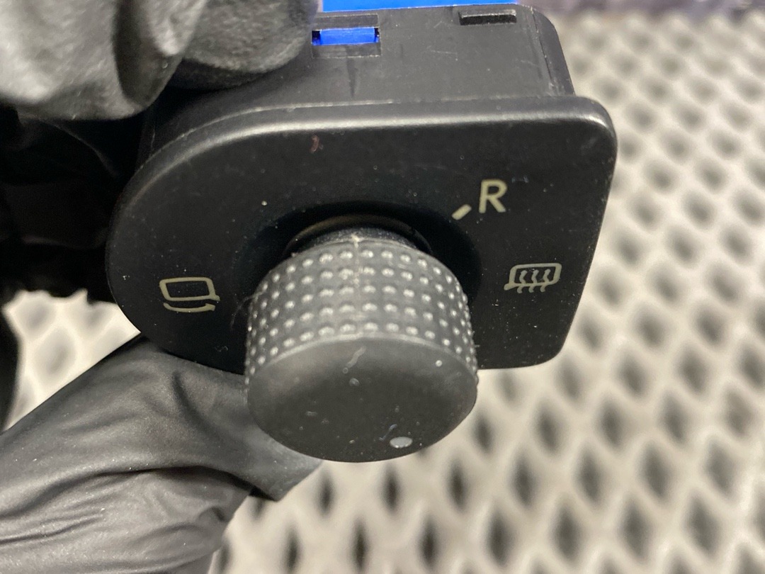 Кнопка регулировки зеркал, 2060 рублей, Красноярск