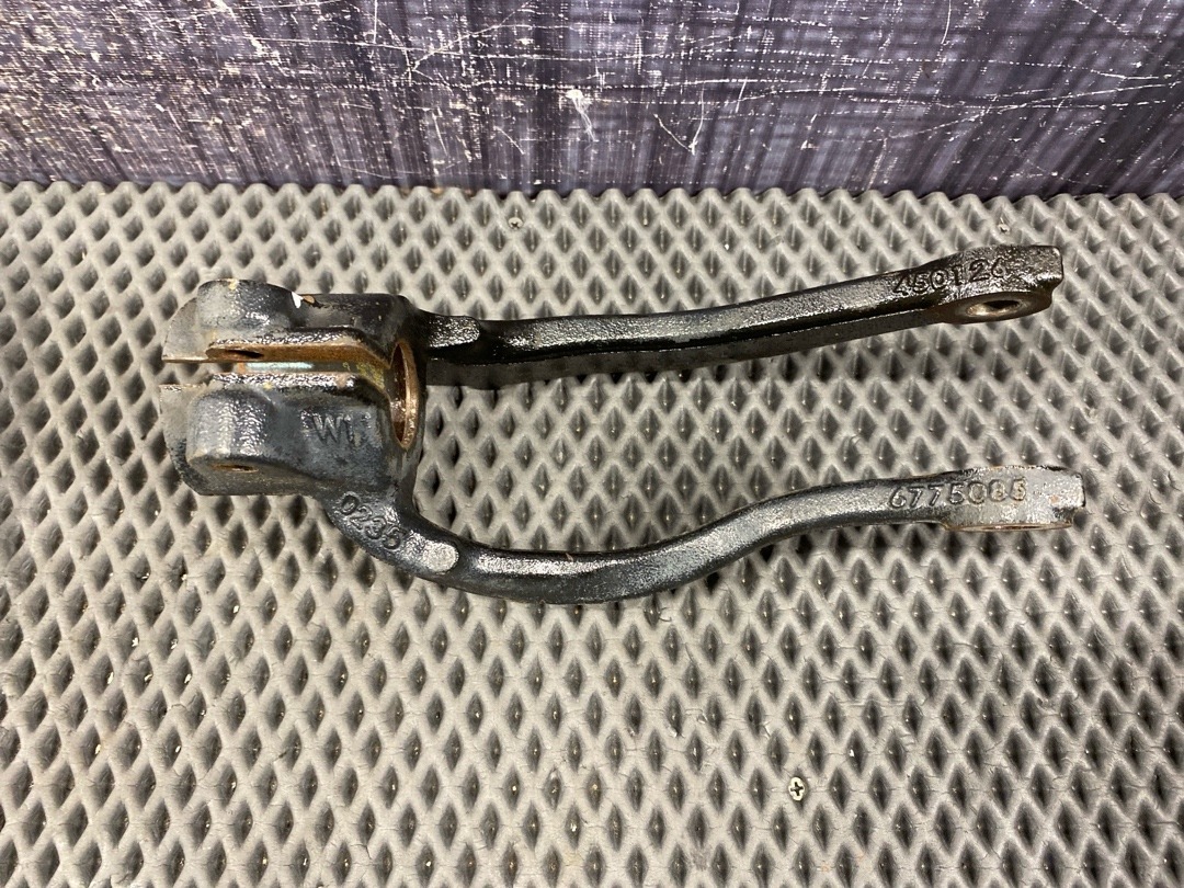 Кронштейн амортизатора, 1310 рублей, Красноярск