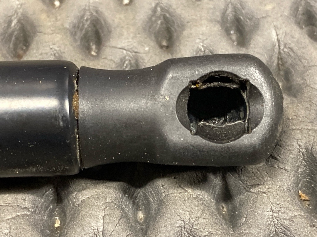 Амортизатор багажника, 740 рублей, Красноярск